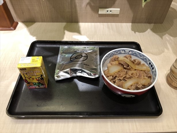 ポケ盛牛ドンセット(498円)。小盛の牛丼にジュースとフィギュアが付属
