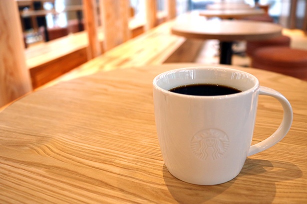 大阪産の栗の木でできたコーヒーテーブル