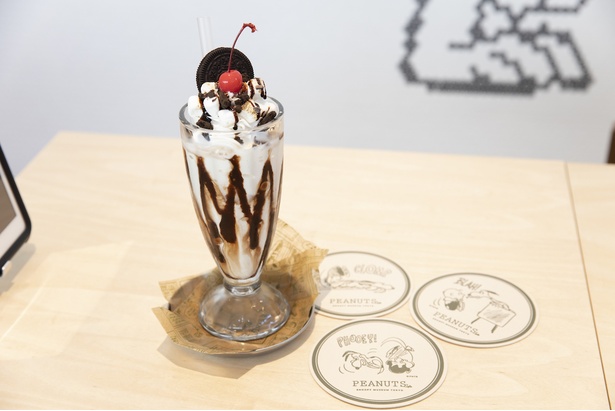 「チョコレートスモア ミルクセーキ」(850円)。コースター3枚のうち1枚をプレゼント※2019年12月16日(月)の週に販売予定