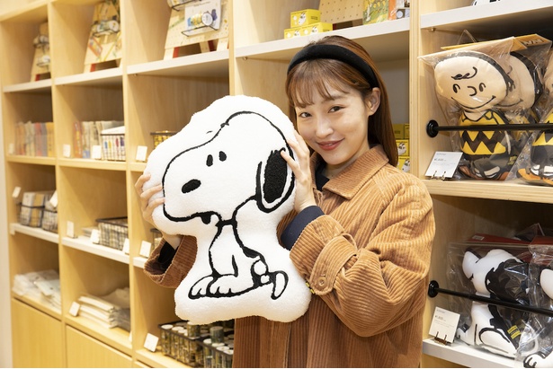 ぶんみかさんが手にしているのは「ブラウンズストア」で販売しているスヌーピーの「クッション」(3800円)