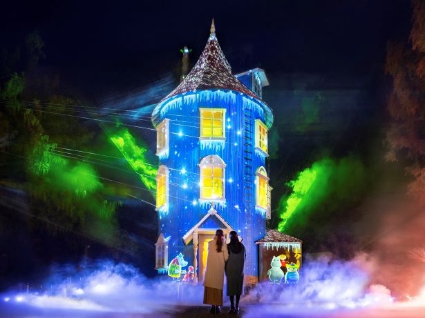 【写真】夜のムーミン屋敷に、幻想的で色鮮やかなオーロラが映し出される