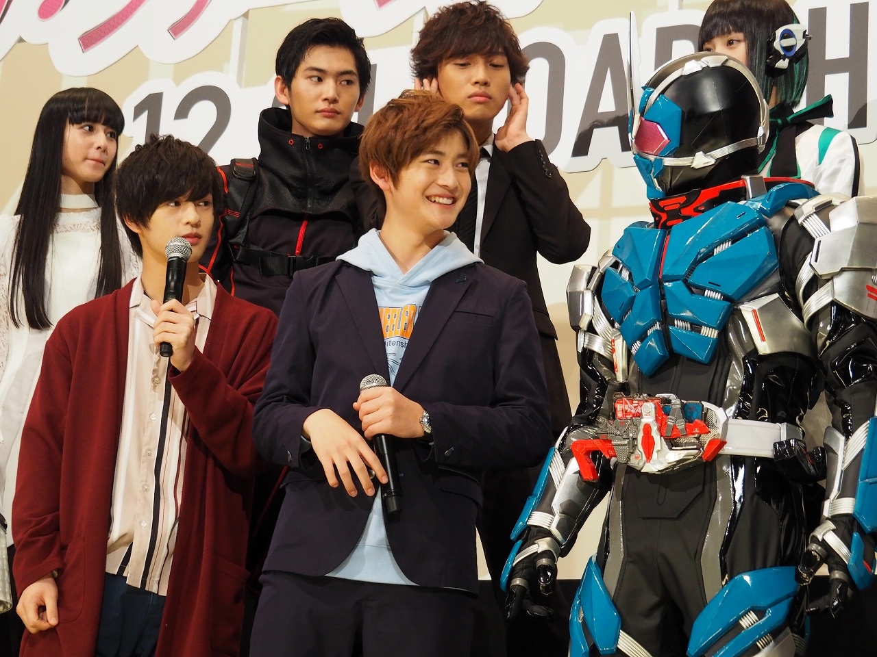 フォトセッションで変身ポーズをし忘れた“仮面ライダー1型”にキャストからツッコミ