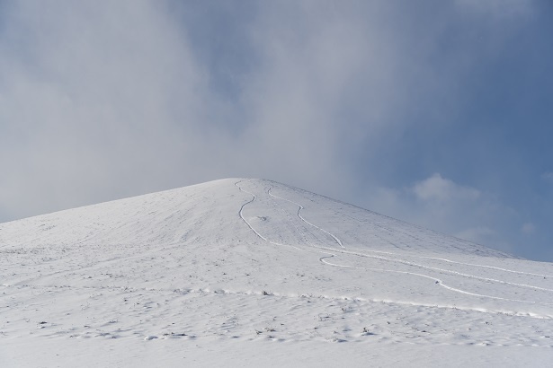 雪に包まれた、モエレ沼公園最大の造形物であるモエレ山。札幌市東区唯一の山であり、地域のランドマークでもある