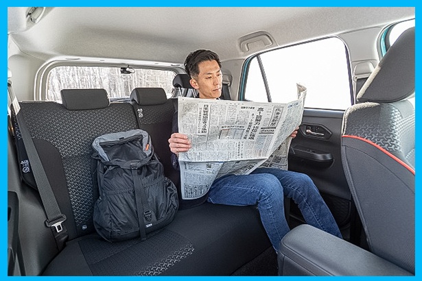新聞を広げてもスペースにかなりの余裕が。「PC操作もストレスなくできますよ」