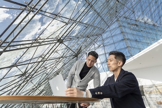 「ちょっとこれ見てくれよ」とPCを広げる龍太郎。日差しが心地よさを演出する