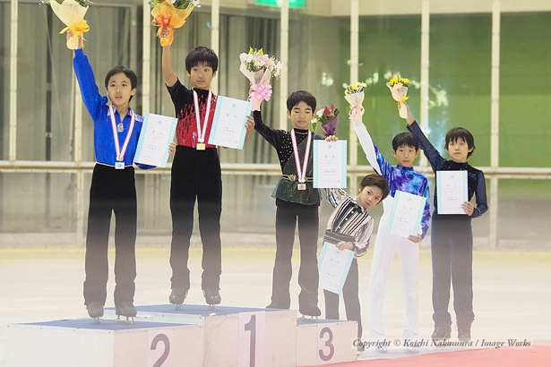 4位の宇野昌磨。表彰台に隠れていた彼は、こんなポーズで顔をのぞかせてくれた