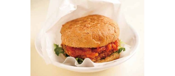 見た目は普通のカツバーガーなのに、カツの中身はなんとお麩！　｢車麩カツバーガー｣(500円)/from Earth Cafe “OHANA”
