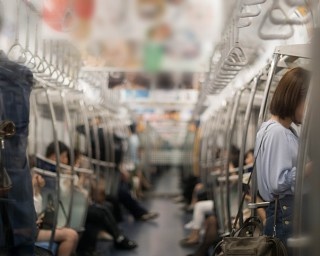 駅と電車内の迷惑行為、1位は「座席の座り方」 日本民営鉄道協会がランキング発表
