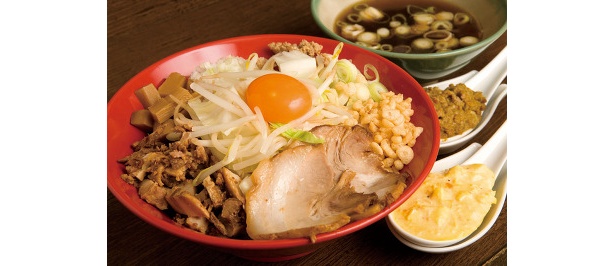 【人気店×ラーメンWalkerコラボ麺】8種類の具を混ぜる！豪快なまぜそば完成