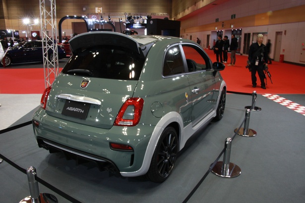 ABARTH「ABARTH 695 70° ANNIVERSARIO」(リア)