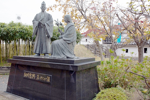 細川忠興とガラシャの像。毎年11月第2日曜には「長岡京ガラシャ祭」が開催され、輿入れ行列など約1000人が練り歩く