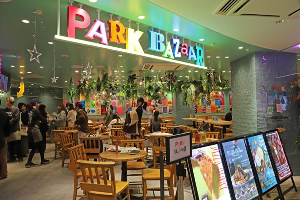 12月19日(木)にオープンしたフードホール「PARK BAZAAR」の入口
