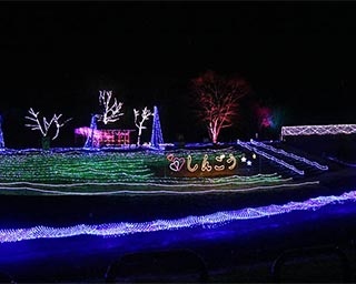 光のアーチやライトアップした五戸川が幻想的なイルミネーションイベントが青森県で開催中