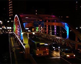 岩手県盛岡市の玄関口「開運橋」が冬のライトアップ