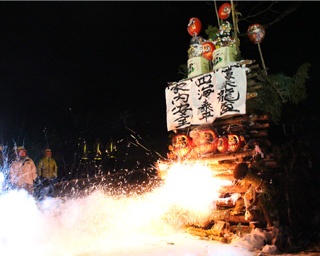 スキー場で伝統の火祭り！長野県長野市で「戸隠どんど焼き祭り」開催