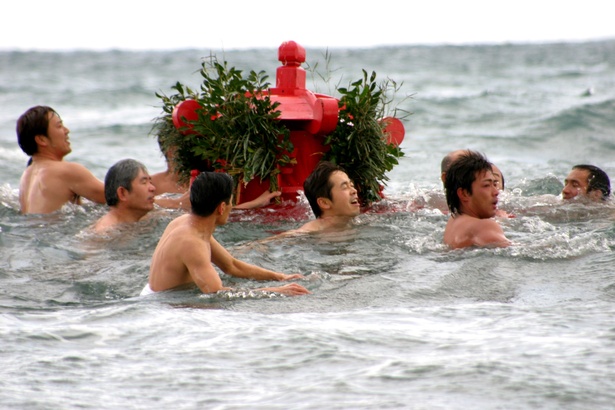 極寒の海に飛び込み波に打たれながら神輿を渡御する