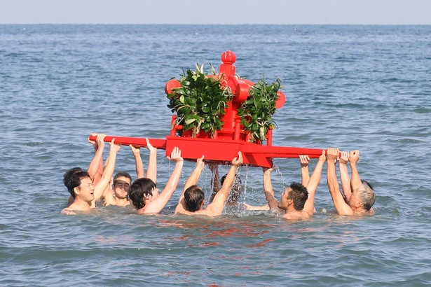 【写真】海を泳いで朱色の神輿を担ぎあげる姿は圧巻