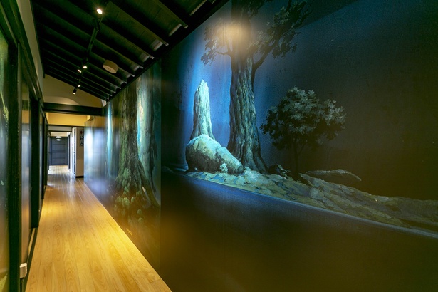 「もののけ姫～シシ神の森」の背景画 が壁一面を埋め尽くす「森の小道」  /  山本二三美術館