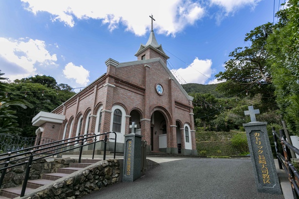 小高い丘の上に建つ / 井持浦教会