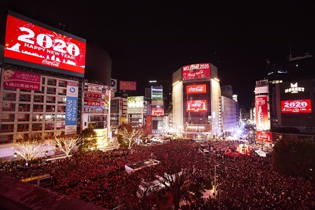 渋谷で令和初のカウントダウンに10万8500人が参加、北島康介や福原愛ら 