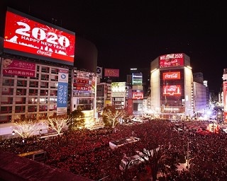 渋谷で令和初のカウントダウンに10万8500人が参加、北島康介や福原愛らがコークで乾杯