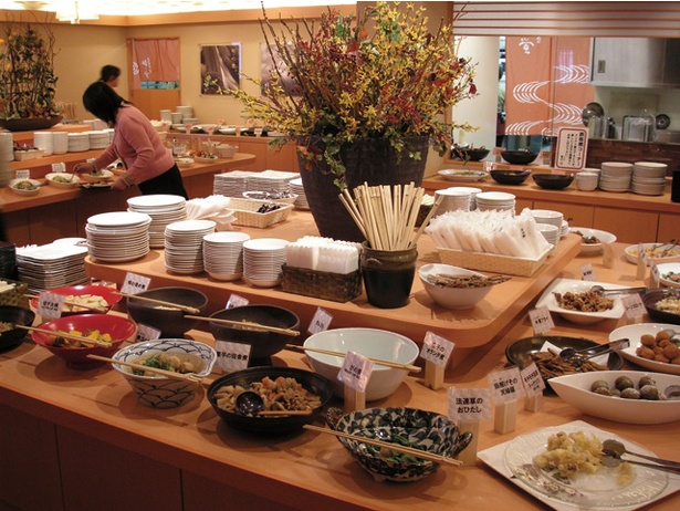 夜のブッフェでは60種の料理と20種のデザートが並ぶ(中学生以上2200円～) / 筑紫野 天拝の郷