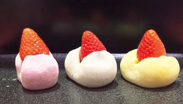 イチゴをトッピングした色鮮やかな求肥が特徴的ないちご大福(各220円・左から、こしあん、粒あん、白こしあん)/一貫堂