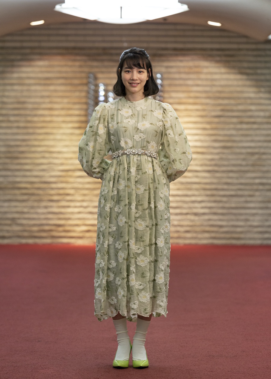 【写真を見る】のん、若草カラーの花柄ワンピースが映画のイメージもぴったり!