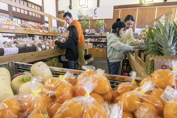 「わーどれも安い!」と目を輝かせるママ。「いっぱい買って帰ろう!」