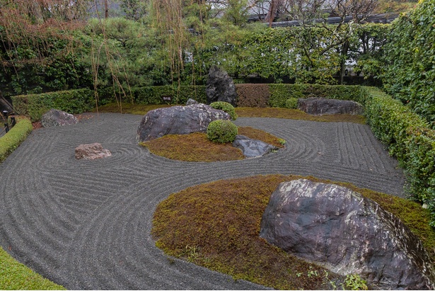 妙心寺 退蔵院にある陰の庭。白ではなく黒砂で砂紋が描かれていることに注目