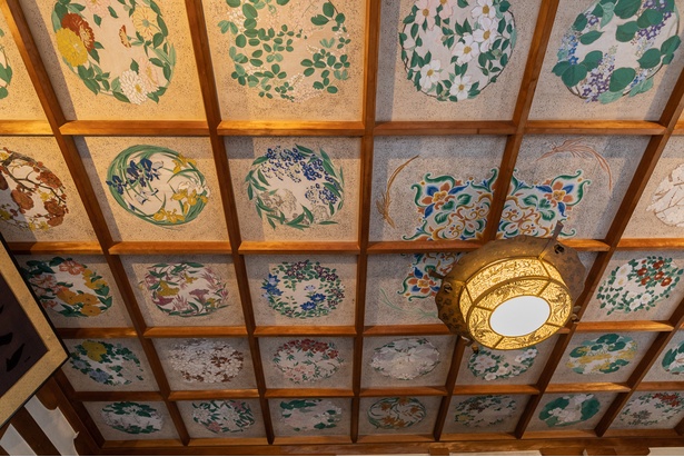 毘沙門天が鎮座する天井には、四季草花四十八面の絵画が描かれている
