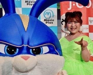 2019年大活躍のモノマネ芸人・りんごちゃん、映画『ペット』のモノマネを披露？　大阪・USJで『ペット2』のスペシャルイベント