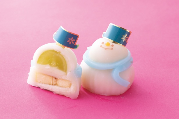 スノーマン(1個300円)。下にバナナ、上にシャインマスカットが入って2種の味わいが/フルーツ餅 松竹堂 吹田本店