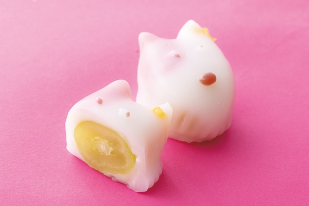 キュートないぬ(1個270円)。シャインマスカットを白あんと葛餅でやさしく包み込んで/フルーツ餅 松竹堂 吹田本店