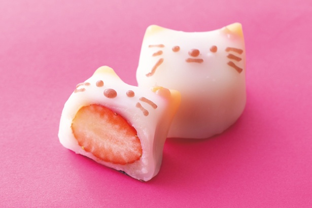 ねこ(1個270円)。旬の新鮮イチゴと特製白あんを葛餅で包み、かわいいネコの顔を描いて/フルーツ餅 松竹堂 吹田本店
