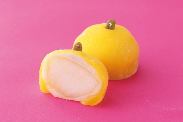 ラ・フランス(1個270円)。山形県産などのラ・フランスをゴロッと白あんと羽二重餅で包んだ/フルーツ餅 松竹堂 吹田本店
