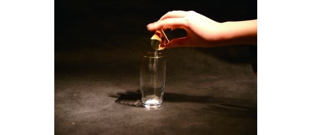 【画像】まずはグラスに「泡を楽しむコラーゲン」を1包入れる