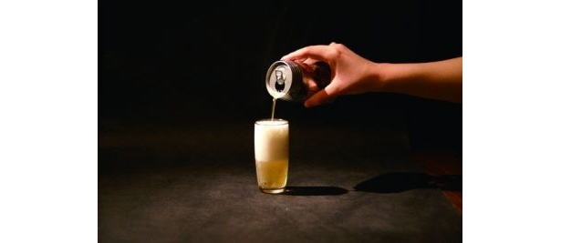 上からビールを注ぐ