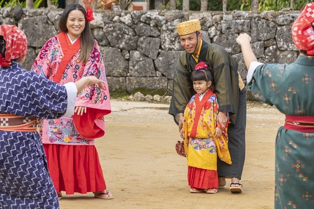 「ほら、藍も手を出して」。最初は恥ずかしがっていた藍ちゃんも、パパに補助され踊り始める