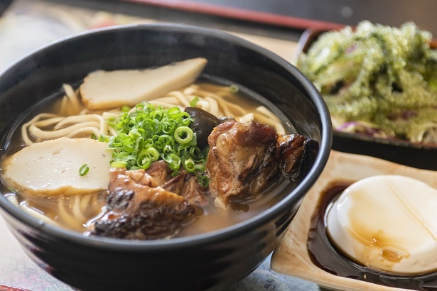 ソーキそばには、コーレーグースー(島とうがらし)や七味をかけて食べてもおいしいのでお試しを。食堂内に用意がある