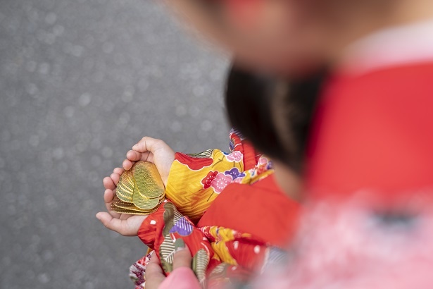 小判は土産としてはもちろん、園内で実際に使えるとあって人気だ