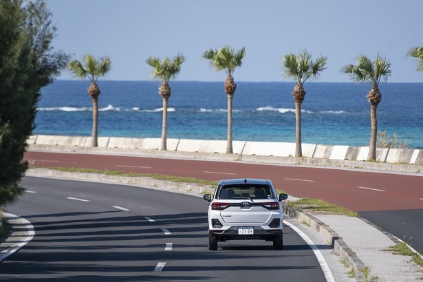 沖縄の青い海に白い車体が映える。トヨタ新型コンパクトSUV「RAIZE(ライズ)」ならどんな道でも安定した走行が可能
