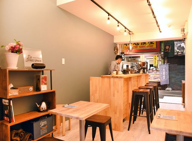 BENNY'S COFFEE / レトロな市場内に突如現れるスマートな空間
