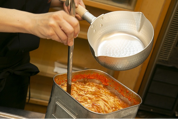 ベースとなるスパイススープをオーダーごとに小鍋に入れ、メニューに応じた“追いスパイス”を加えて仕上げる
