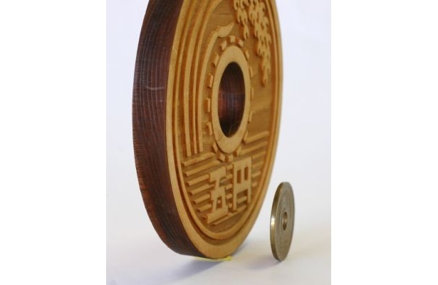 実物と厚さを比較！　※特大5円玉は厚さ1cm