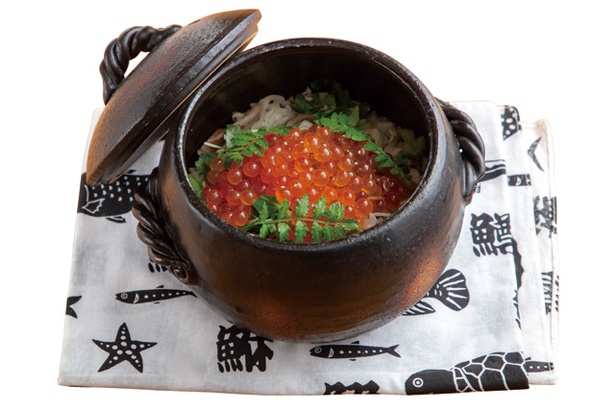 魚介とイクラの宝石土鍋ごはん(1800円)。一番ダシと鯛のアラダシを合わせて炊き上げる / 楽しいお酒とごはん genten.