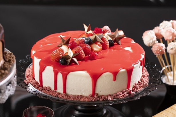 「血のベルベットケーキ」は、赤いスポンジにマスカルポーネのクリームをサンドした