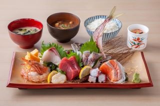 迫力のマグロ解体ショー！ 「寿司あおい」で楽しめる新しい寿司文化「すし前」とは