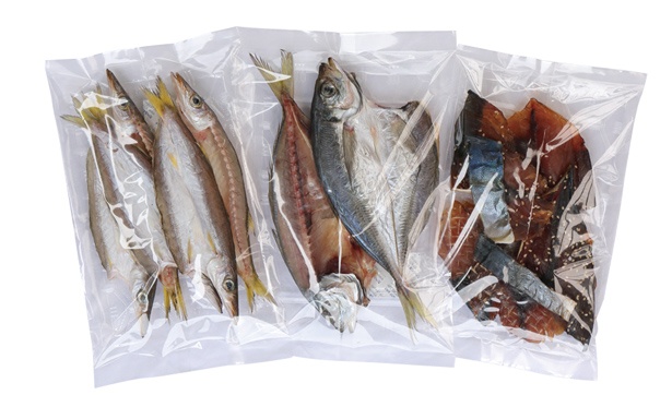 カマス(左)やアジ(中)など、脂ののった旬の魚を一夜干しにした「自家製干物」(3袋 1000円) / 八百竹商店