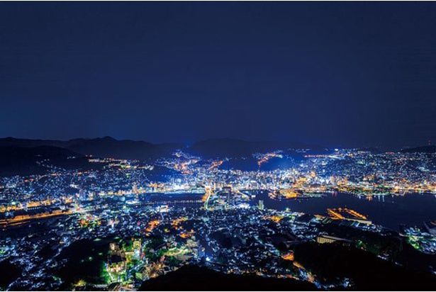【写真を見る】長崎市街地や長崎港など、360度の大パノラマが一望できる。世界新三大夜景にうっとり / 稲佐山